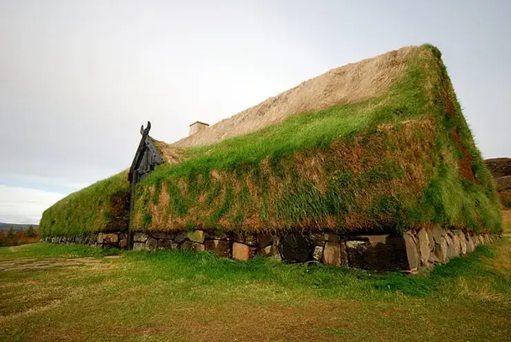 Wikinger Langhaus mit Dach aus Moos und Gras und Wänden aus Stein auf Island