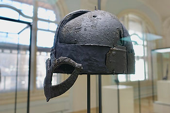 Der Gjermundbu-Helm in der Glasvitrine im Museum
