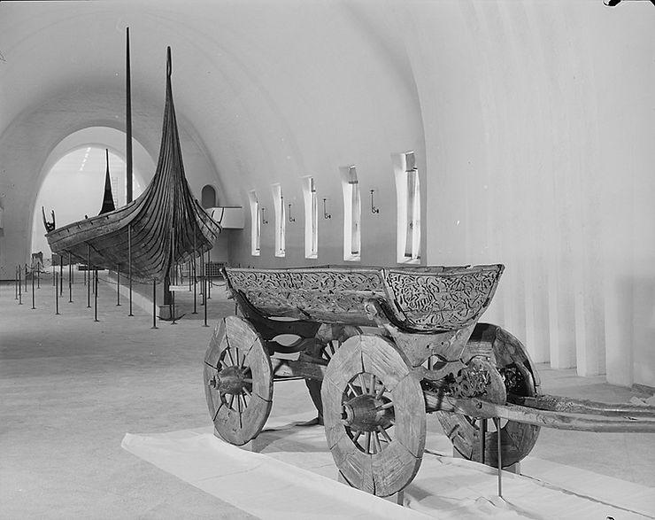 Das Oseberg-Schiff und ein Wagen als Grabbeigabe.