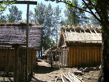 Rekonstruktion der Häuser in Birka