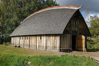Rekonstruktion eines Wikingerlanghauses mit Holzwänden und Holzschindeldach